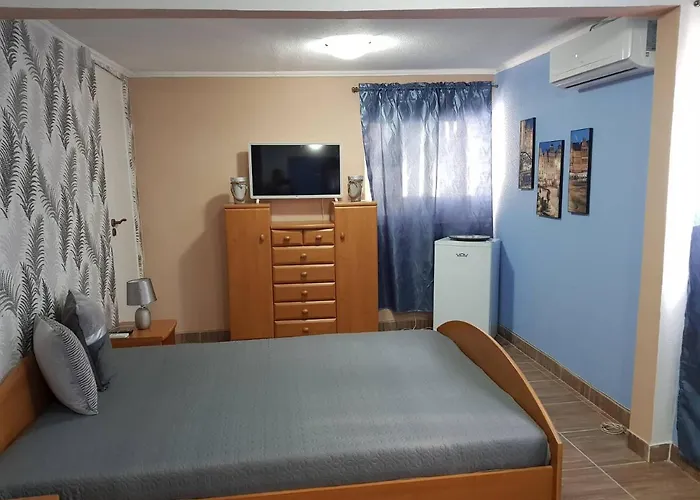 Airport16 Bed And Breakfast
